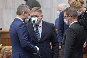 Opoziční poslanci a expremiéri Peter Pellegrini (vľavo) a Robert Fico (druhý zľava, obaja Smer).