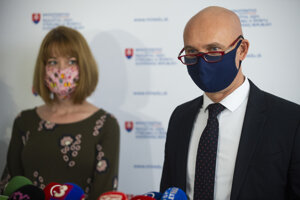 Minister školstva, vedy, výskumu a športu Branislav Gröhling a Miroslava Hapalová z iniciatívy To dá rozum počas tlačovej konferencie pri príležitosti predstavenia novej internetovej stránky pre učiteľov a žiakov s názvom www.ucimenadialku.sk 25. marca 2020 v Bratislave.