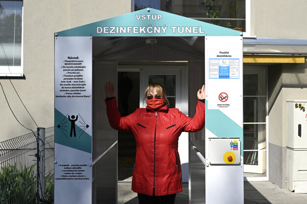 Riaditeľka domova sociálnych služieb Domov n.o. Petra Zubatá prechádza cez nový dezinfekčný tunel.