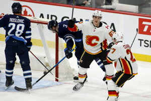 Adam Ružička (v strede) v drese Calgary Flames.