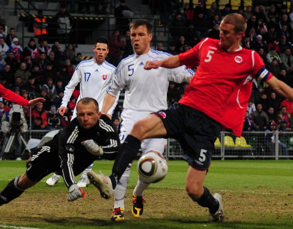 Radoslav Zábavník v bielom drese s číslom 5.