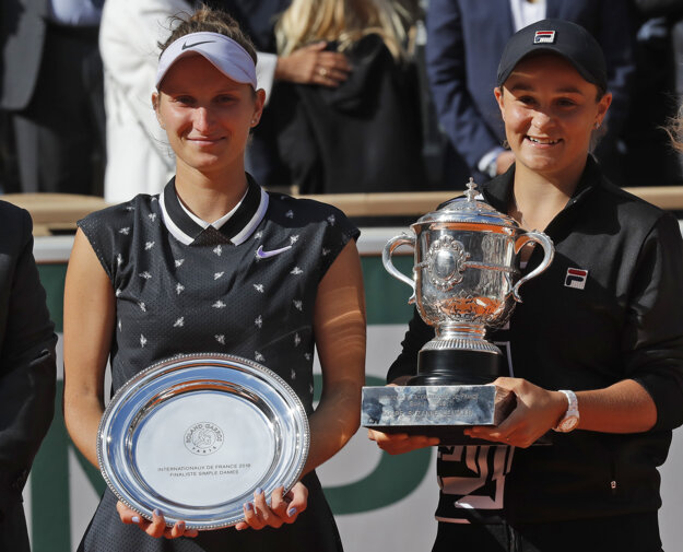 Markéta Vondroušová (vľavo) sa vlani šokujúco dostala až do finále Roland Garros, kde podľahla Ashleigh Bartyovej.