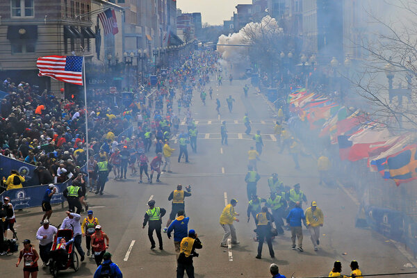 Ľudia po explózii počas Bostonského maratónu 15. apríla 2013 v Bostone.