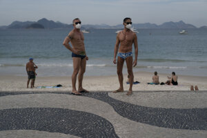 Nácštevníci známej pláže Copacabana v Riu de Janeiro.