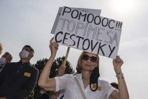 Protestujúca počas zhromaždenia Asociácie hotelov a reštaurácií Slovenska na podporu cestovného ruchu pred Úradom vlády v Bratislave 16. septembra 2020. 