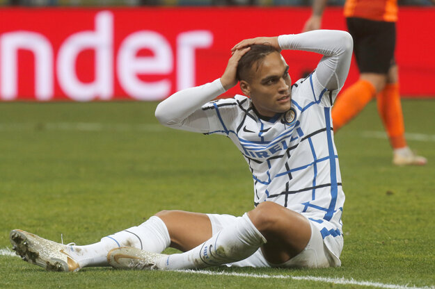 Argentínsky útočník Lautaro Martinez reaguje po nepremenenej šanci.