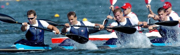 Štvorkajak v zložení Richard Riszdorfer, Michal Riszdorfer, Erik Vlček, Juraj Bača na olympiáde v Aténach v roku 2004.