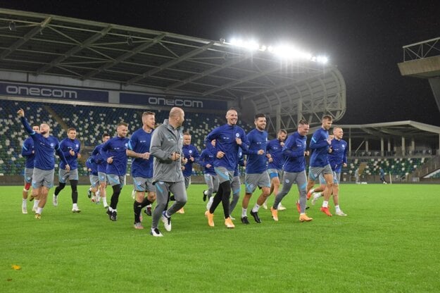 Slovenskí futbalisti počas večerného tréningu v Belfaste. 