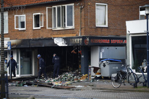 Následky explózie obchodu v holandskom meste Aalsmeer.