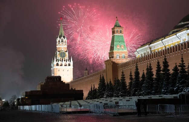 Oslavy príchodu nového roka pri Kremli v Moskve.