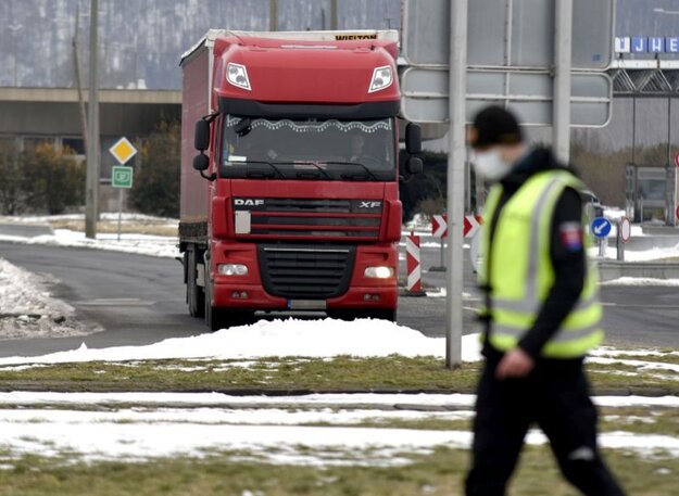 Policajné kontroly na hraničnom priechode s Maďarskom Slovenské Nové Mesto - Sátoraljaújhely.