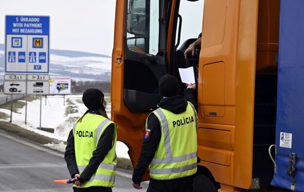 Kontrola na hraničnom priechode s Maďarskom Slovenské Nové Mesto - Sátoraljaújhely.