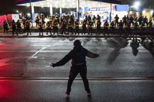 Protest v meste Brooklyn Center, kde pri policajnom zásahu prišiel o život 20-ročný Daunte Wright.