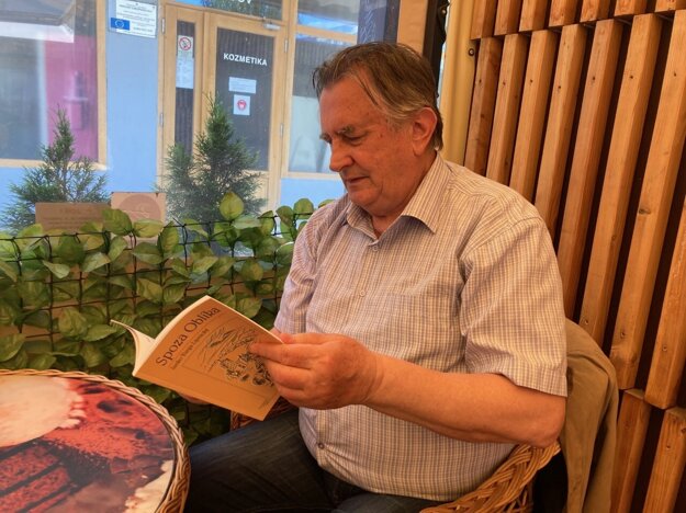 František Ruščák s knihou svojho kolegu a priateľa.
