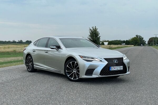 Lexus LS 500h je vlajková loď zdobená platinou a hodvábom