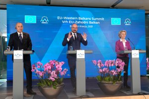 Predseda Európskej rady Charles Michel (uprostred), predsedníčka Európskej komisie Ursula von der Leyenová (vpravo) a slovinský premiér Janez Janša (vľavo) počas tlačovej konferencie po skončení summitu EÚ a krajín západného Balkánu v slovinskom meste Brdo pri Kranju