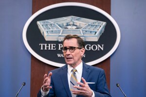 Hovorca Pentagónu John Kirby na tlačovej konferencii.