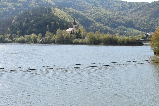 Začiatkom mája je Ružín takmer čistý, neporiadok je zachytený len pri čistiarni odpadových vôd. (zdroj: Korzár/Anna Novotná)