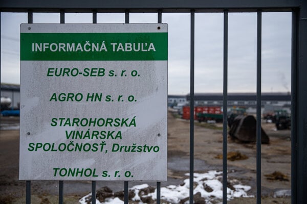 Informačná tabuľa areálu v Sebechleboch vymenva firmy z kauzy Babindol.