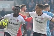 Abdulrahman Taiwo (vľavo) a Jakub Paur sa tešia po góle v zápase FC Spartak Trnava - ŠK Slovan Bratislava vo finále Slovnaft Cupu.