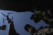 Ukrajinský vojak vypúšťa dron nad ruské pozície pri Bachmute.
