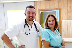 Primár oddelenia vnútorného lekárstva Maksym Saienko a Katarína Ježková, vedúca sestra.