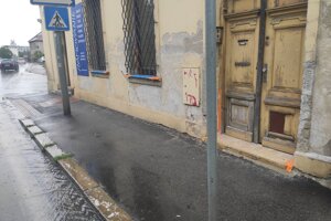 Prevlhnutá omietka domu na Dobšinského ulici začala časom odpadávať. Jazdiace autá nerešpektujúce povolenú rýchlosť pravidelne vystrekujú vodu na múry.