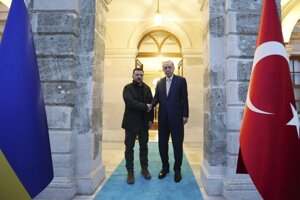 Turecký prezident Recep Tayyip Erdogan s ukrajinským prezidentom Volodymyrom Zelenským v Istanbule.