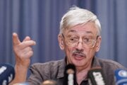 Ruský ľudskoprávny aktivista Oleg Orlov, spoluzakladateľ organizácie Memorial, ktorého prepustili v rámci veľkej výmeny väzňov
