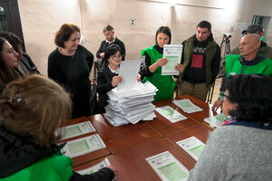 Členovia volebnej komisie v Gruzínsku spočítavajú hlasy.