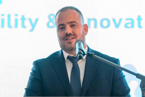 Generálny riaditeľ Mobility & innovation production János Onódi počas predstavenia prvého slovenského vodíkového ťahača homologizovaného pre európsky trh v Orechovej Potôni.