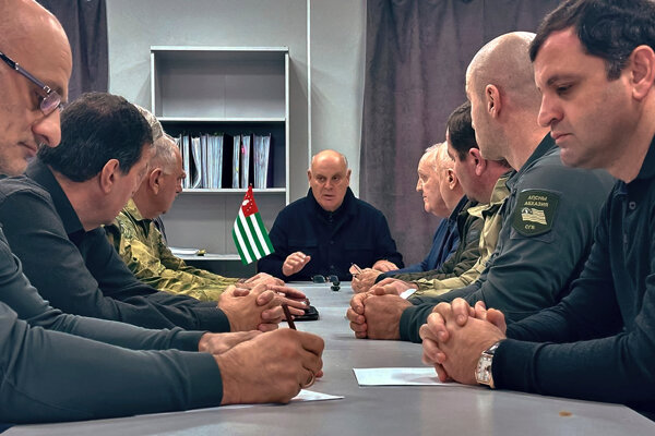 Abcházsky prezident Aslan Bžanija (uprostred).