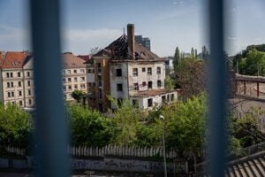 Majiteľa dezolátnej budovy pri hlavnej stanici v Bratislave čaká exekúcia. Neodpovedá úradom