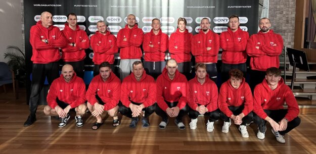P. Kertész (horný rad úplne vpravo) je zároveň aj asistentom trénera mužskej reprezentácie. Foto zo Svetovej ligy (Istanbul 2024) (zdroj: archív P.K.)