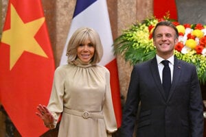 Francúzsky prezident Emmanuel Macron a prvá dáma Francúzska Brigitte Macronová.