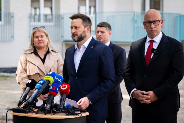 Bratislavský primátor Matúš Vallo na tlačovej konferencii pri príležitosti kolaudácie prvého nájomného bytového domu v hlavnom meste na Muchovom námestí.