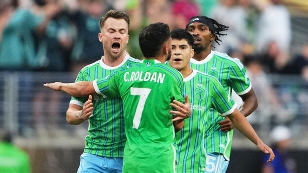 Cristian Roldan a Albert Rusnák (vľavo) sa tešia po strelenom góle v zápase Botafogo - Seattle Sounders na MS klubov FIFA 2025. (zdroj: TASR/AP)