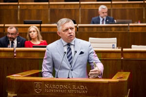 Premiér Robert Fico v parlamente.
