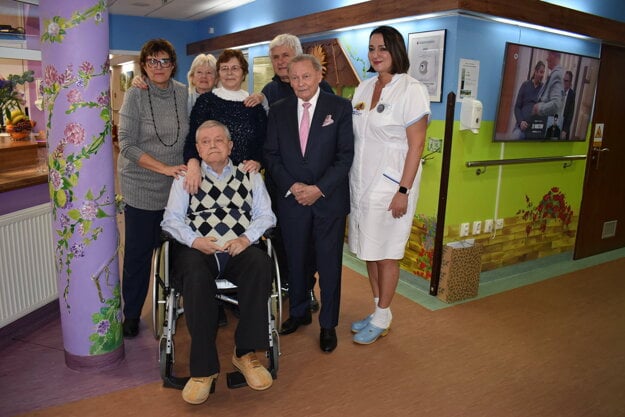 S rodinou fotografa Svätopluka Píseckého a prezidenta Rudolfa Schustera v Slnečnom dome v januári tohto roka.   (zdroj: Korzár/Jana Otriová)