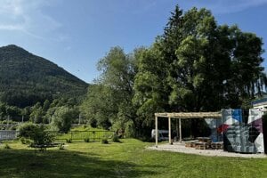 Zanedbané miesto premenila skupina Ružomberčanov na miesto oddychu pri vode. 