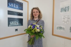 Mladá česká výtvarníčka Tereza Piskláková počas vernisáže v Mestskom kultúrnom stredisku v Novom Meste nad Váhom.