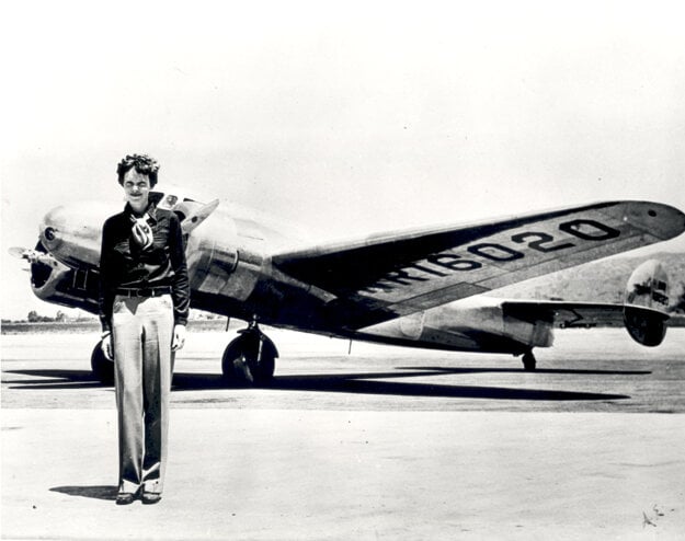Amelia Earhartová pred lietadlom Lockheed Electra, s ktorým 2. júla 1937 zmizla. (zdroj: Wikimedia/Smithsonian Institution)