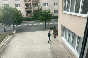 Obžalovaný herec odchádza zo súdu.