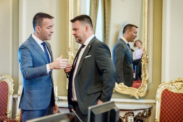 Minister školstva, vedy výskumu a športu Tomáš Drucker a minister regionálneho rozvoja a informatizácie Samuel Migaľ počas rokovania 95. schôdze vlády 25. júna.