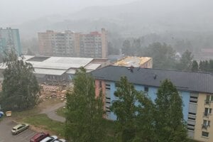 V Gelnici strhol silný vietor aj jednu zo striech.