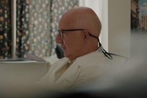 Endokrinológ Maurizio Bini, hrdina dokumentu GEN_, pracuje s ľuďmi, ktorí prechádzajú umelým oplodnením alebo tranzíciou.