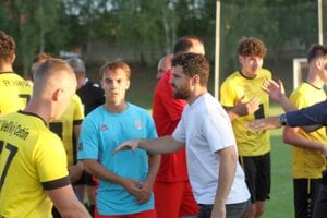 Márius Charizopulos (v bielom) trénuje Veľký Cetín už dva a pol roka, doviedol ho k dvom víťazstvám v Campri Cupe. Od leta bude za „Herthu“ aj hrať.