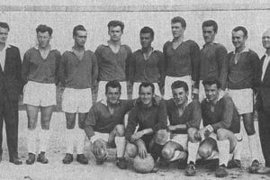 Ročník 1961/62 – postup do I. A triedy. Horný rad (zľava): Štefan Perniš – vedúci družstva, F. Herbrík, S. Píš, J. Talian, A. Gajdošík, J. Pažický, M. Šeliga, A. Perniš, Jozef Berecký – tréner.
Dolný rad (zľava):J. Daumer, J. Boško, V. ŠImurka, M. Píš.  Foto:archív Floriána Leitmana