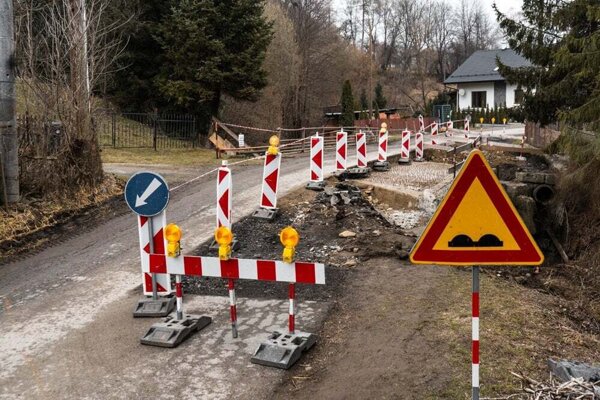 Rekonštrukcia cesty v obci Zlaté.