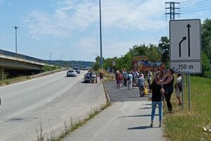 Zastávka náhradnej autobusovej linky X v smere na Jazero sa nachádza pri výjazde na most VSS.